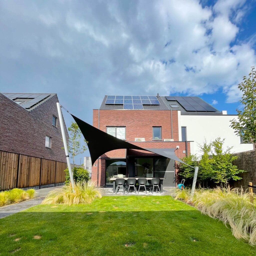 Geel_Belgie_Luxe-overkapping-waterdicht-maatwerk-stomvast-gezellig-tuin-zonnezeil-regensafstotend-sfeervol-zomer-04 - Manta Roofs