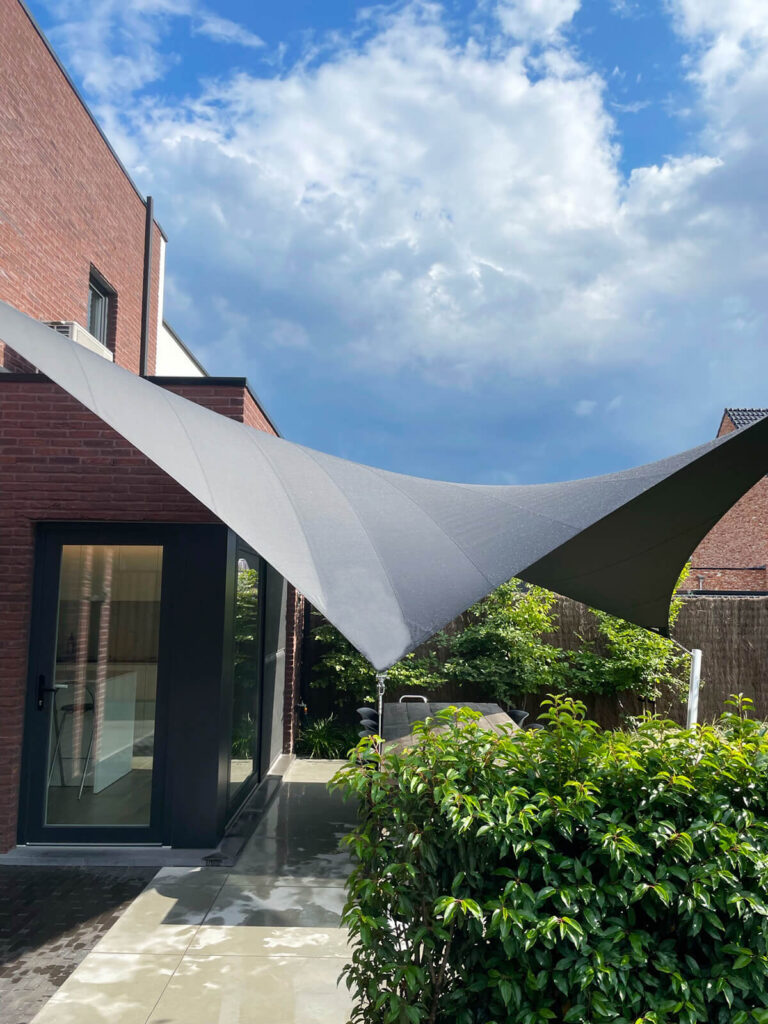 Geel_Belgie_Luxe-overkapping-waterdicht-maatwerk-stomvast-gezellig-tuin-zonnezeil-regensafstotend-sfeervol-zomer-07 - Manta Roofs