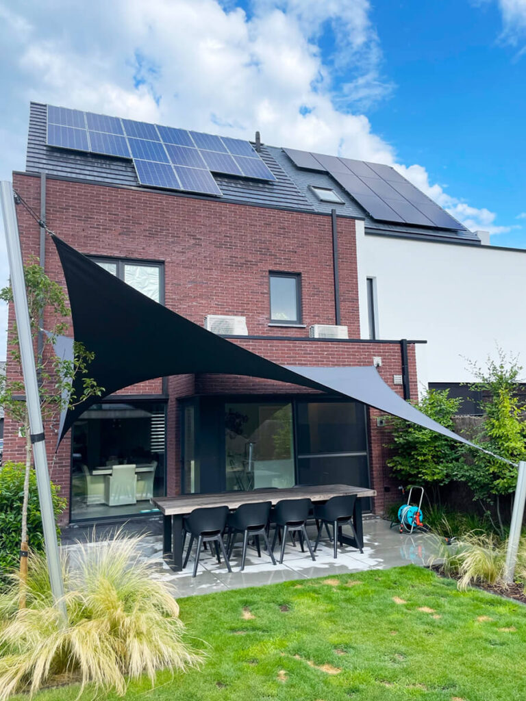 Geel_Belgie_Luxe-overkapping-waterdicht-maatwerk-stomvast-gezellig-tuin-zonnezeil-regensafstotend-sfeervol-zomer-09 - Manta Roofs