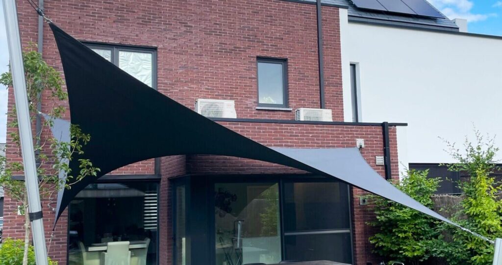 Geel_Belgie_Luxe-overkapping-waterdicht-maatwerk-stomvast-gezellig-tuin-zonnezeil-regensafstotend-sfeervol-zomer-10 - Manta Roofs