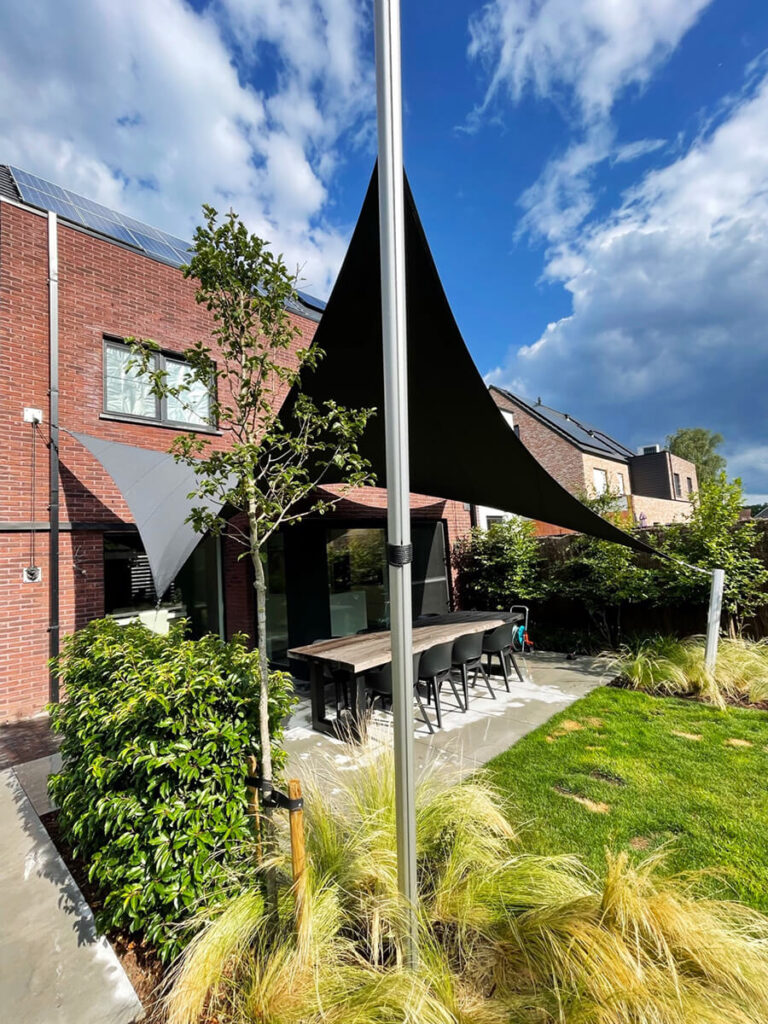 Geel_Belgie_Luxe-overkapping-waterdicht-maatwerk-stomvast-gezellig-tuin-zonnezeil-regensafstotend-sfeervol-zomer-12 - Manta Roofs
