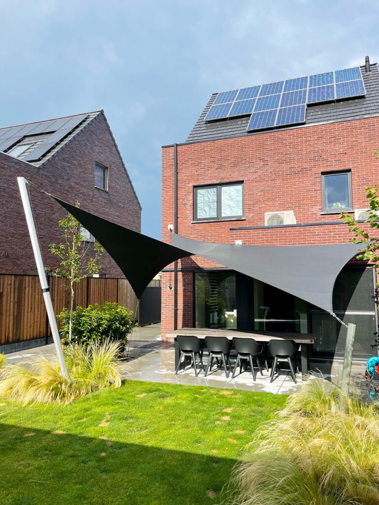 Geel_Belgie_Luxe-overkapping-waterdicht-maatwerk-stomvast-gezellig-tuin-zonnezeil-regensafstotend-sfeervol-zomer-15 - Manta Roofs