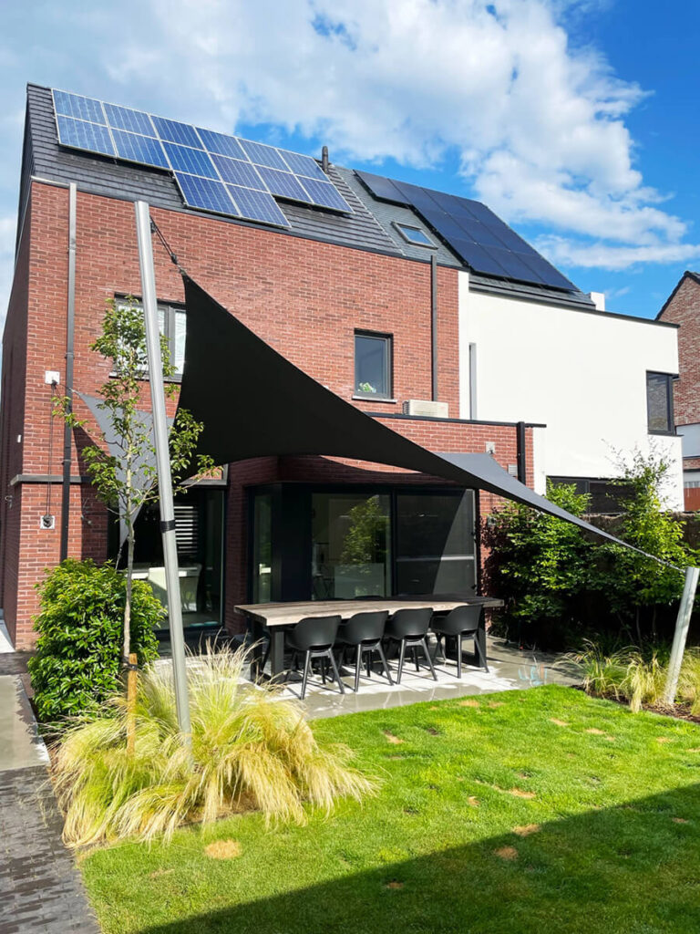 Geel_Belgie_Luxe-overkapping-waterdicht-maatwerk-stomvast-gezellig-tuin-zonnezeil-regensafstotend-sfeervol-zomer-17 - Manta Roofs