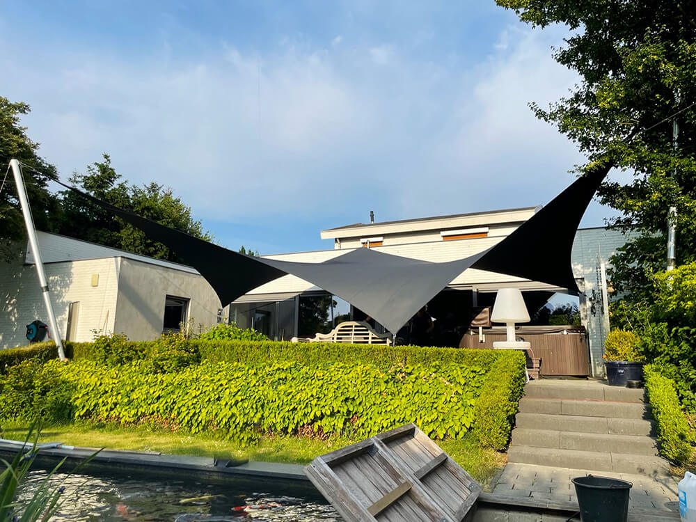 Groot-zeildoek-terras-op-maat-verwijderbaar-stormvast-brunssum-manta-roofs-overkapping-waterdicht-01 - Manta Roofs