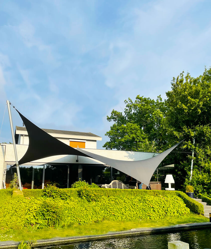 Groot-zeildoek-terras-op-maat-verwijderbaar-stormvast-brunssum-manta-roofs-overkapping-waterdicht-02 - Manta Roofs