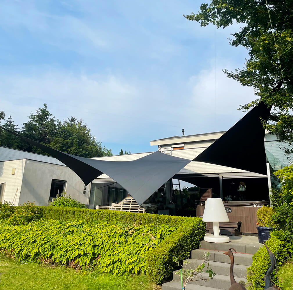 Groot-zeildoek-terras-op-maat-verwijderbaar-stormvast-brunssum-manta-roofs-overkapping-waterdicht-06 - Manta Roofs