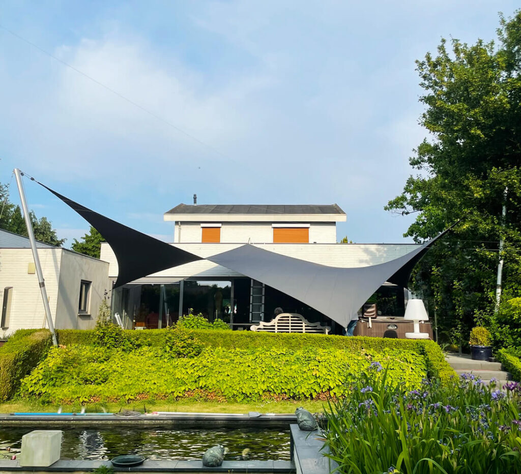Groot-zeildoek-terras-op-maat-verwijderbaar-stormvast-brunssum-manta-roofs-overkapping-waterdicht-07 - Manta Roofs