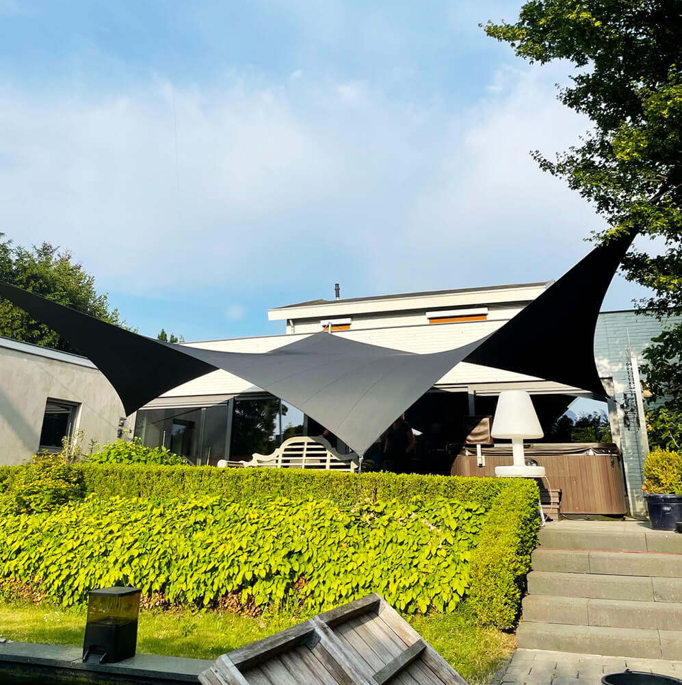 Groot-zeildoek-terras-op-maat-verwijderbaar-stormvast-brunssum-manta-roofs-overkapping-waterdicht-08 - Manta Roofs