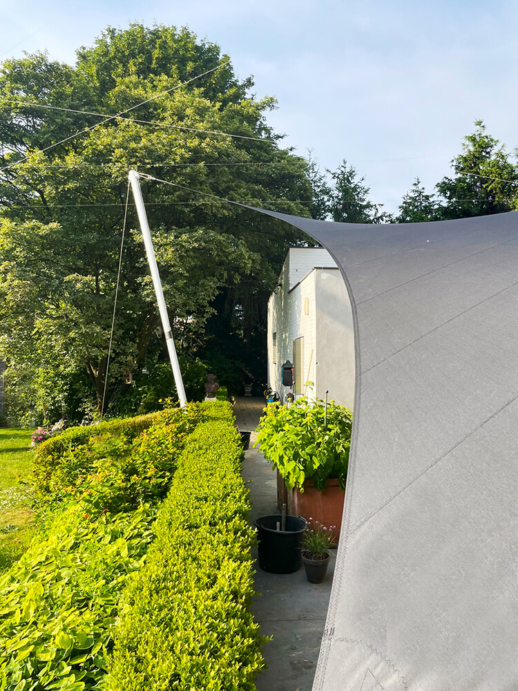 Groot-zeildoek-terras-op-maat-verwijderbaar-stormvast-brunssum-manta-roofs-overkapping-waterdicht-09 - Manta Roofs
