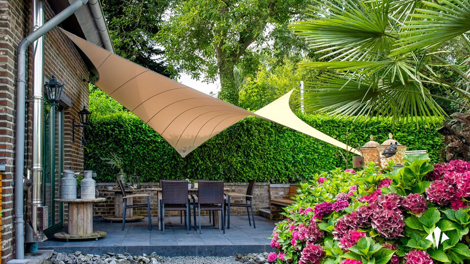 Heinsberg-Modern-Schaduwdoek-Overkapping-sfeervol-tuin-Manta-Roofswaterdicht-zonwering-05 - Manta Roofs