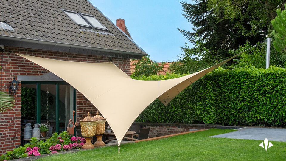 Heinsberg-Modern-Schaduwdoek-Overkapping-sfeervol-tuin-Manta-Roofswaterdicht-zonwering-06 - Manta Roofs