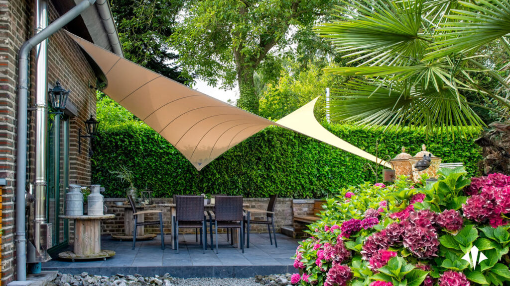 Heinsberg-Modern-Schaduwdoek-Overkapping-sfeervol-tuin-Manta-Roofswaterdicht-zonwering-10 - Manta Roofs