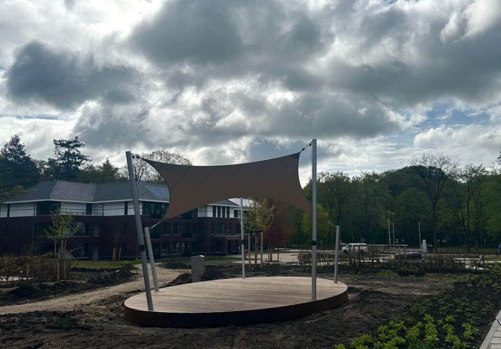 Quarijn-zonnehuis-doorn-Doorn-overkapping-van-zeildoek-manta-roofs-podium-op-maat-lichtdoorlatend-01 - Manta Roofs