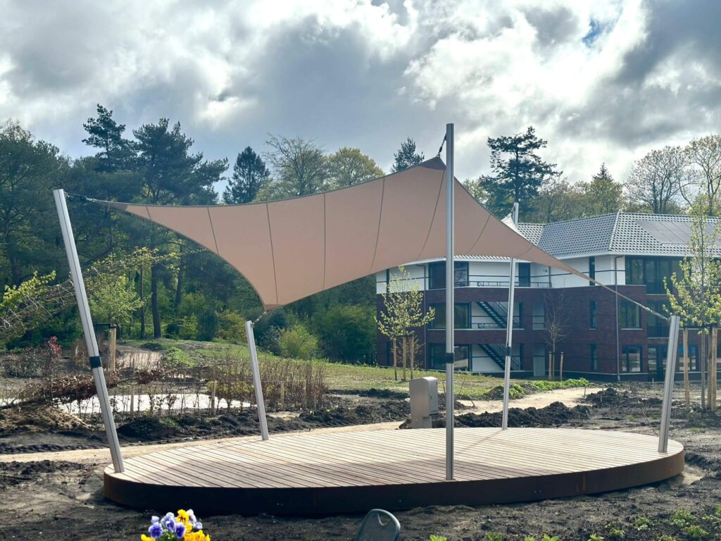 Quarijn-zonnehuis-doorn-Doorn-overkapping-van-zeildoek-manta-roofs-podium-op-maat-lichtdoorlatend-12 - Manta Roofs