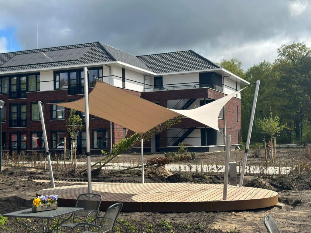 Quarijn-zonnehuis-doorn-Doorn-overkapping-van-zeildoek-manta-roofs-podium-op-maat-lichtdoorlatend-15 - Manta Roofs
