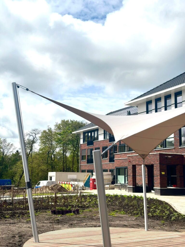 Quarijn-zonnehuis-doorn-Doorn-overkapping-van-zeildoek-manta-roofs-podium-op-maat-lichtdoorlatend-20 - Manta Roofs