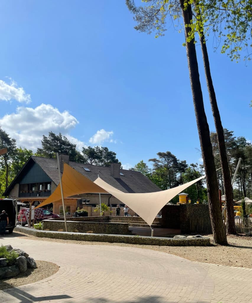 Europarcs-overkapping-buitenplaats-hoge-kempen-zutendaal-Design-op-maat-zonnezeil-zonnedoek-manta-roofs-01 - Manta Roofs