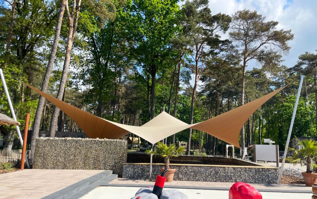 Europarcs-overkapping-buitenplaats-hoge-kempen-zutendaal-Design-op-maat-zonnezeil-zonnedoek-manta-roofs-03 - Manta Roofs