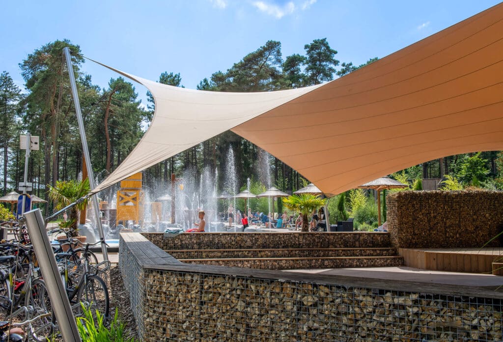 Europarcs-overkapping-buitenplaats-hoge-kempen-zutendaal-Design-op-maat-zonnezeil-zonnedoek-manta-roofs-05 - Manta Roofs