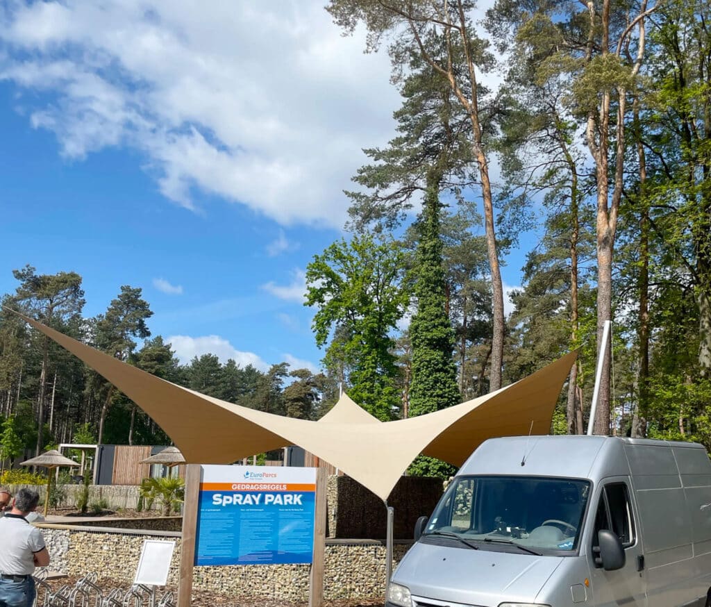 Europarcs-overkapping-buitenplaats-hoge-kempen-zutendaal-Design-op-maat-zonnezeil-zonnedoek-manta-roofs-11 - Manta Roofs