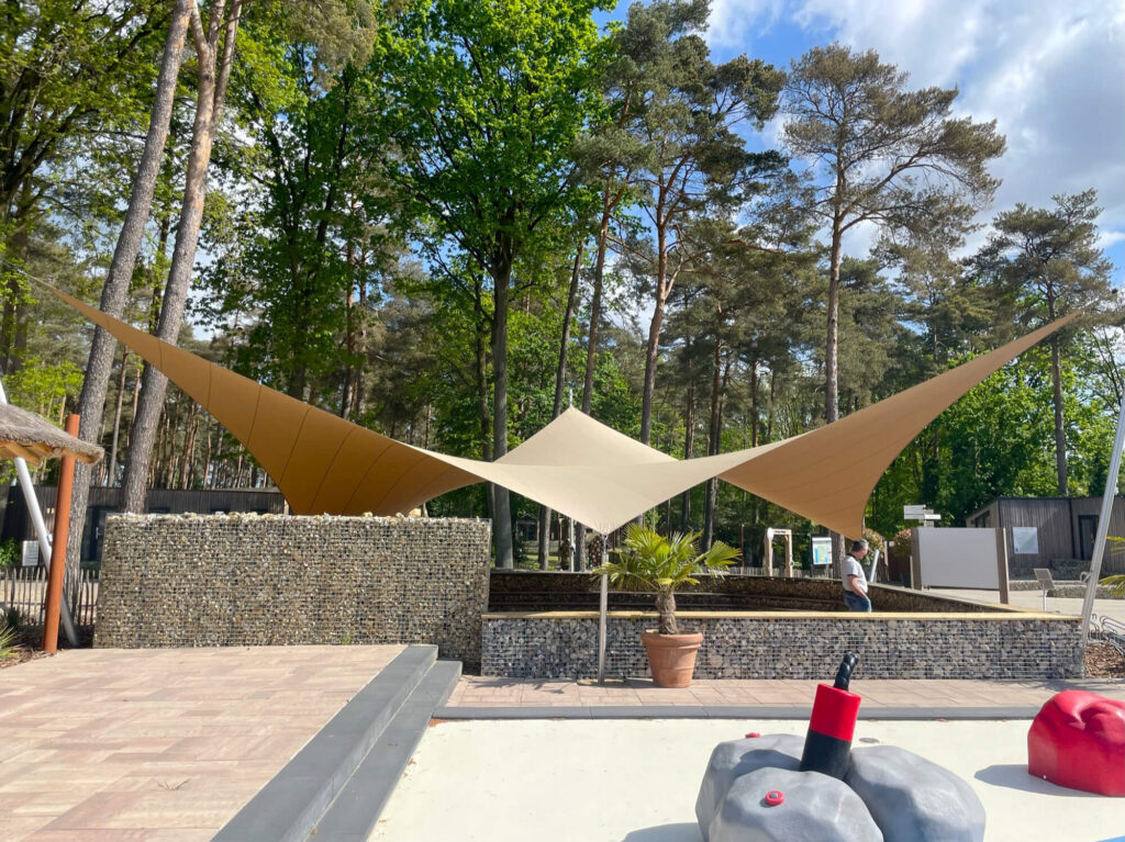 Europarcs-overkapping-buitenplaats-hoge-kempen-zutendaal-Design-op-maat-zonnezeil-zonnedoek-manta-roofs-14 - Manta Roofs
