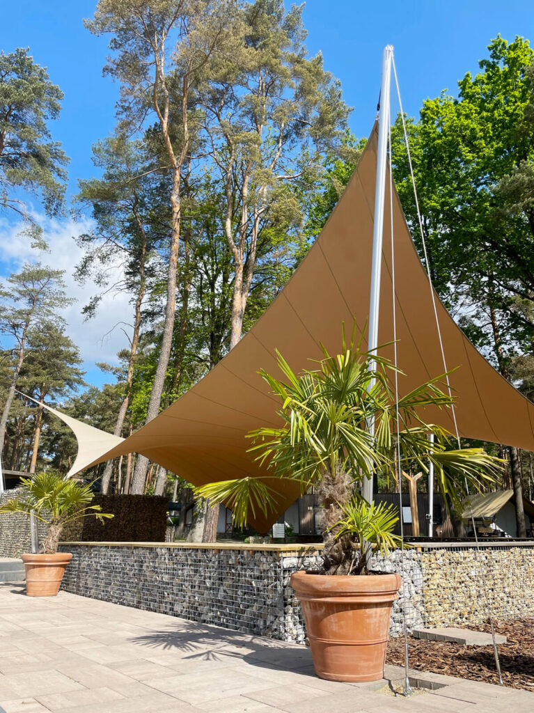 Europarcs-overkapping-buitenplaats-hoge-kempen-zutendaal-Design-op-maat-zonnezeil-zonnedoek-manta-roofs-16 - Manta Roofs