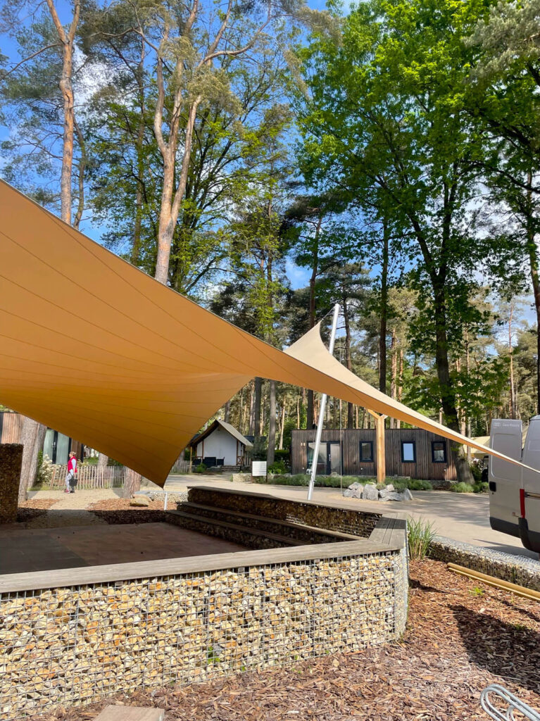 Europarcs-overkapping-buitenplaats-hoge-kempen-zutendaal-Design-op-maat-zonnezeil-zonnedoek-manta-roofs-21 - Manta Roofs