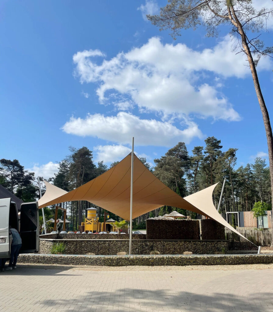 Europarcs-overkapping-buitenplaats-hoge-kempen-zutendaal-Design-op-maat-zonnezeil-zonnedoek-manta-roofs-22 - Manta Roofs