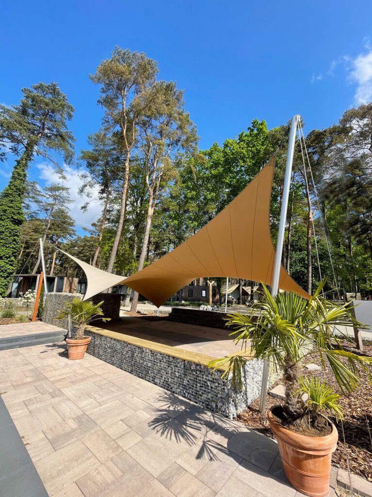Europarcs-overkapping-buitenplaats-hoge-kempen-zutendaal-Design-op-maat-zonnezeil-zonnedoek-manta-roofs-23 - Manta Roofs