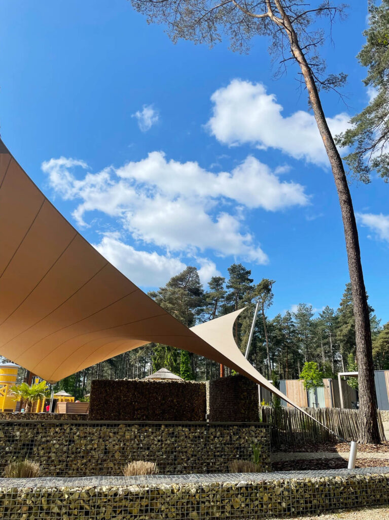 Europarcs-overkapping-buitenplaats-hoge-kempen-zutendaal-Design-op-maat-zonnezeil-zonnedoek-manta-roofs-32 - Manta Roofs