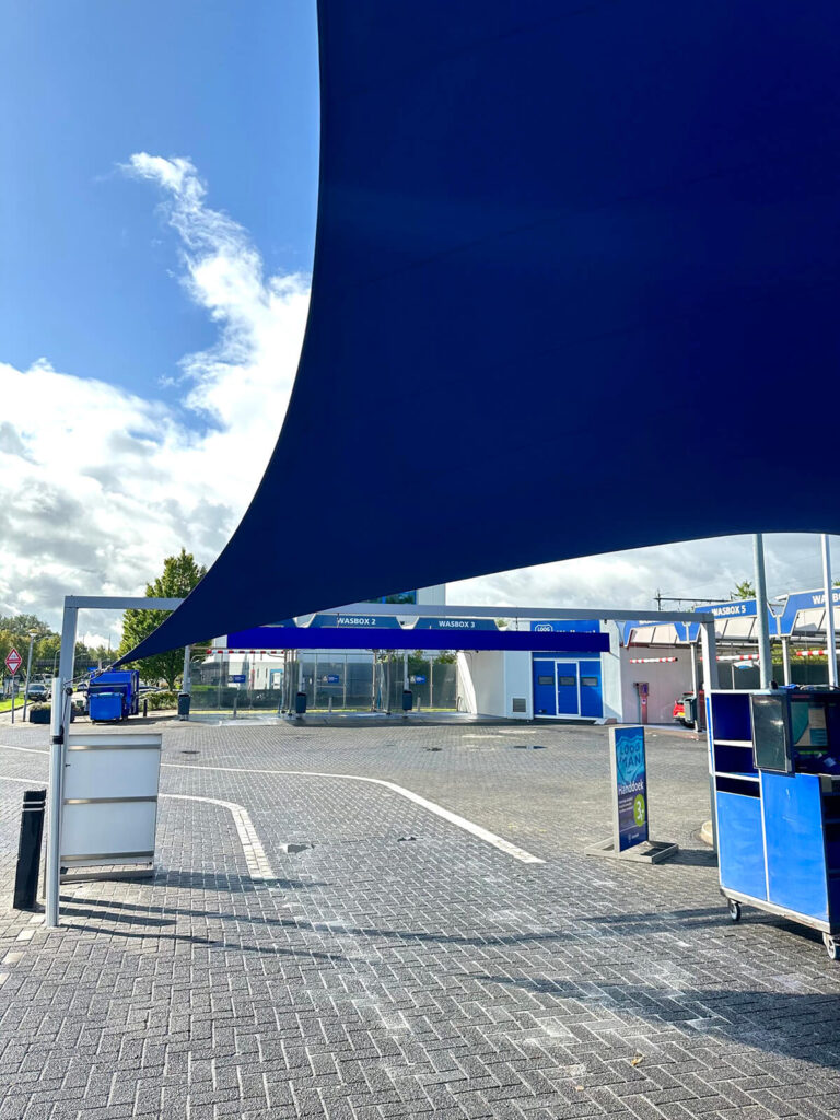 Lelystad-overkapping-Carport-van-Zeil-Loogman-Carwash-Carpoort-doek-zeil-op-maat-manta-roofs-07 - Manta Roofs