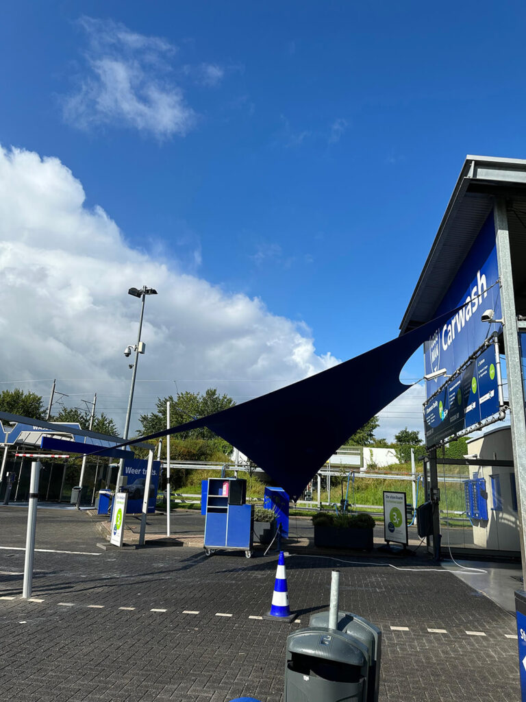 Lelystad-overkapping-Carport-van-Zeil-Loogman-Carwash-Carpoort-doek-zeil-op-maat-manta-roofs-20 - Manta Roofs