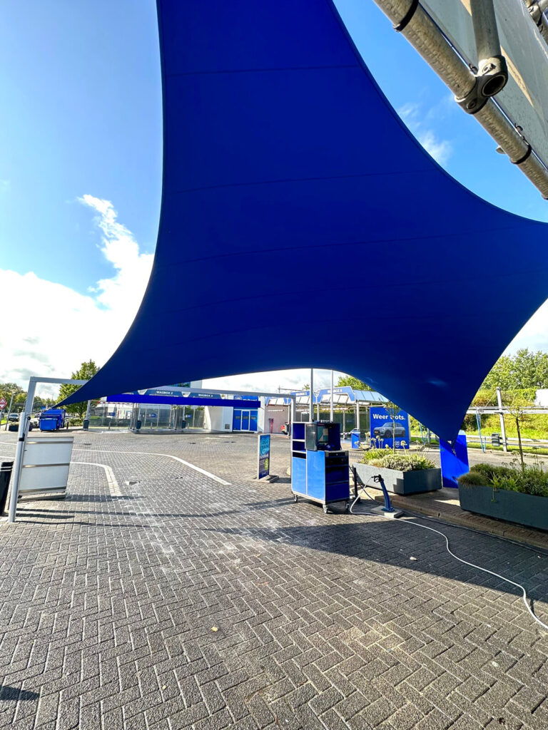 Lelystad-overkapping-Carport-van-Zeil-Loogman-Carwash-Carpoort-doek-zeil-op-maat-manta-roofs-34 - Manta Roofs