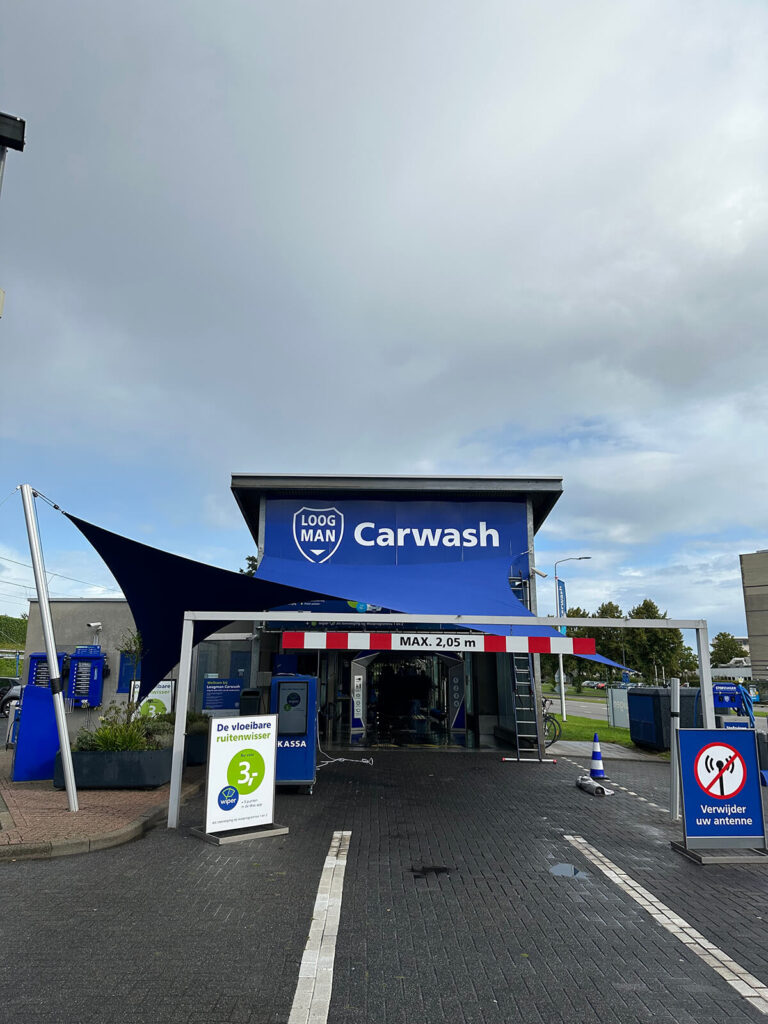Lelystad-overkapping-Carport-van-Zeil-Loogman-Carwash-Carpoort-doek-zeil-op-maat-manta-roofs-37 - Manta Roofs
