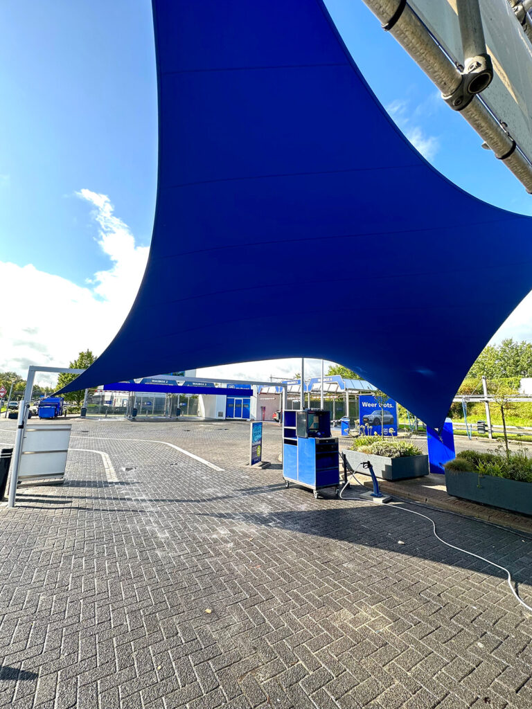 Lelystad-overkapping-Carport-van-Zeil-Loogman-Carwash-Carpoort-doek-zeil-op-maat-manta-roofs-49 - Manta Roofs