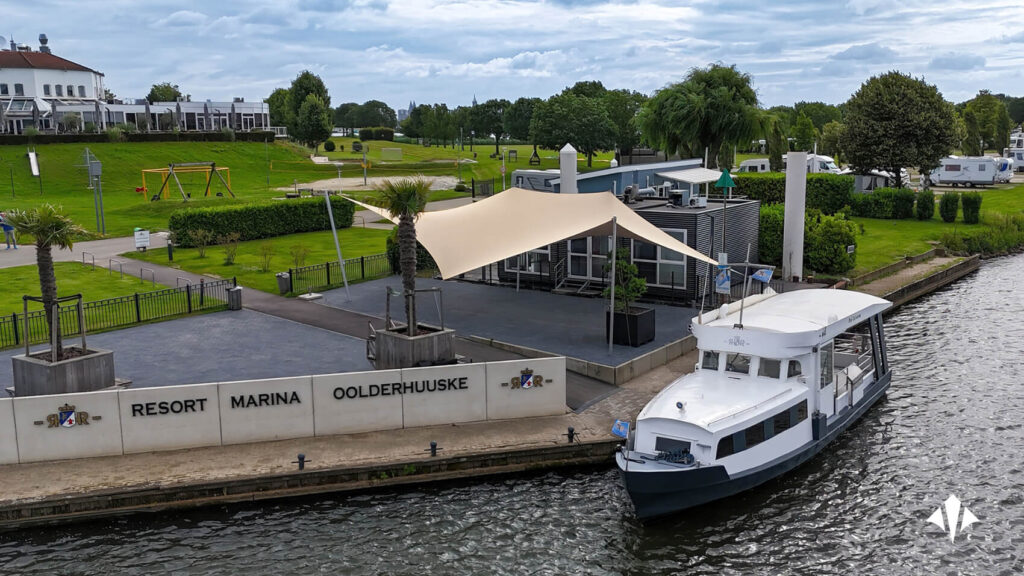 Luxe-schaduwdoek-laten-plaatsen-in-limburg-resort-marina-oolderhuuske-schaduwdoek-Zeiloverkapping-manta-roofs_01 - Manta Roofs