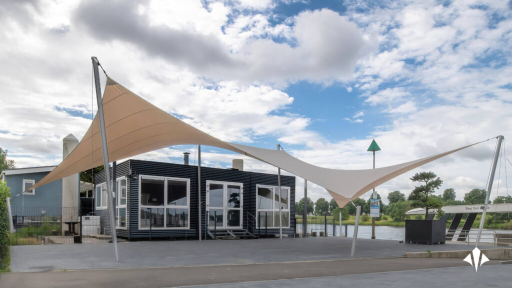Luxe-schaduwdoek-laten-plaatsen-in-limburg-resort-marina-oolderhuuske-schaduwdoek-Zeiloverkapping-manta-roofs_03 - Manta Roofs