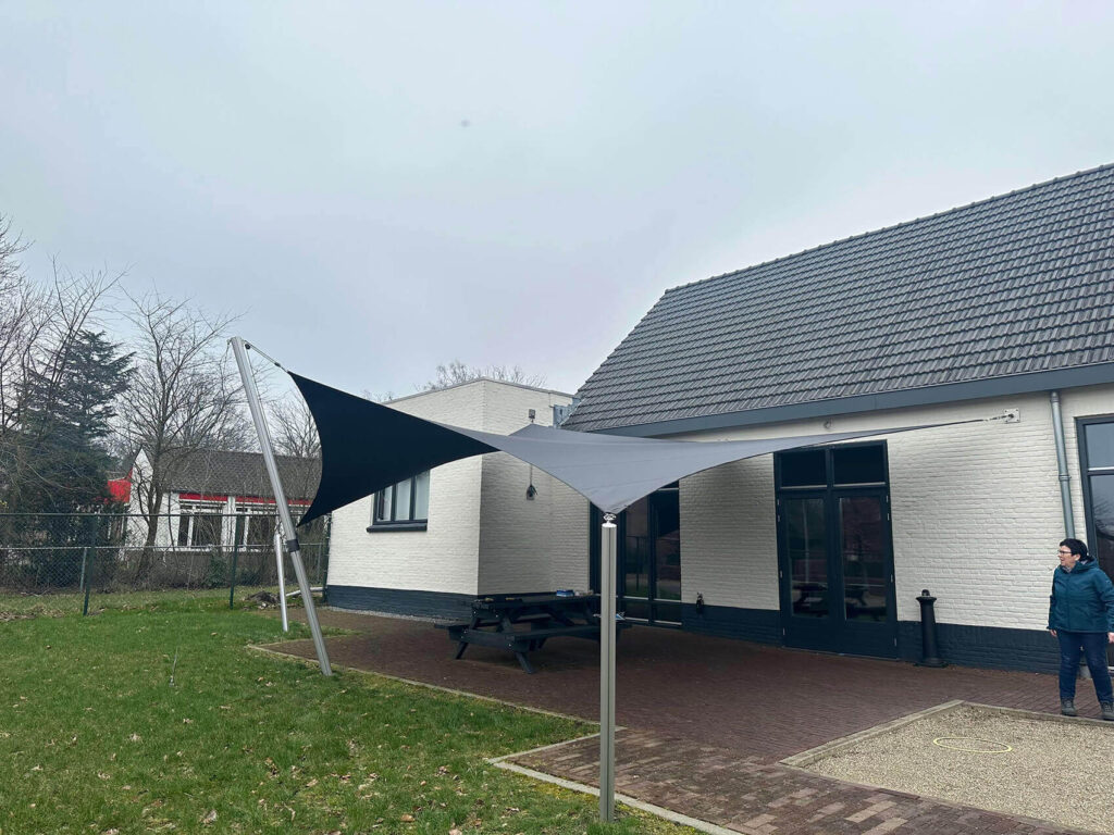 Maria-Hoop-Dorpshuis-terras-Overkapping-manta-roofs-Stichting-de-Annendaal-Buurthuis-overkapping-zeildoek_001 - Manta Roofs