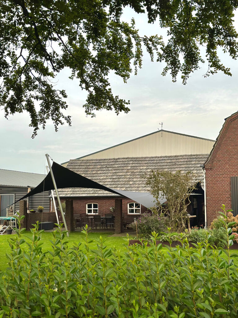 Oirlo-Overkapping-Schaduwdoek -Boerderij-woning-manta-roofs-stormvast-luxe-sfeer-verwijderbaar-zonwerend-001 - Manta Roofs