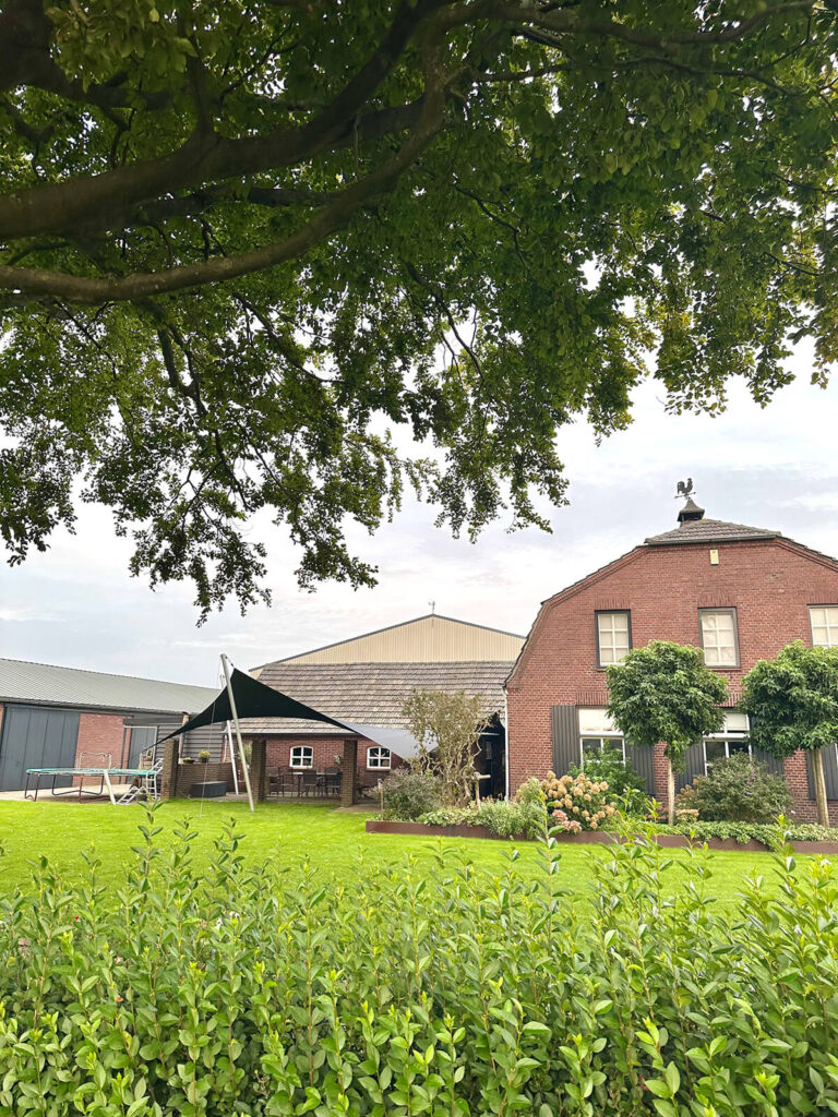 Oirlo-Overkapping-Schaduwdoek -Boerderij-woning-manta-roofs-stormvast-luxe-sfeer-verwijderbaar-zonwerend-002 - Manta Roofs