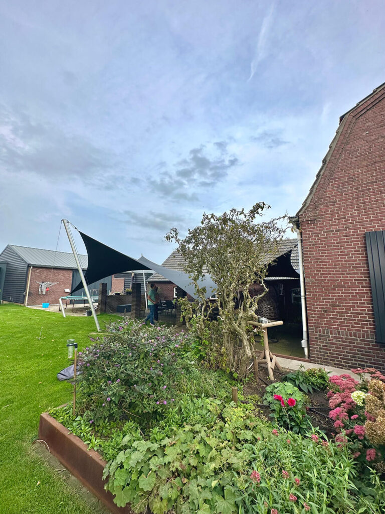 Oirlo-Overkapping-Schaduwdoek -Boerderij-woning-manta-roofs-stormvast-luxe-sfeer-verwijderbaar-zonwerend-004 - Manta Roofs