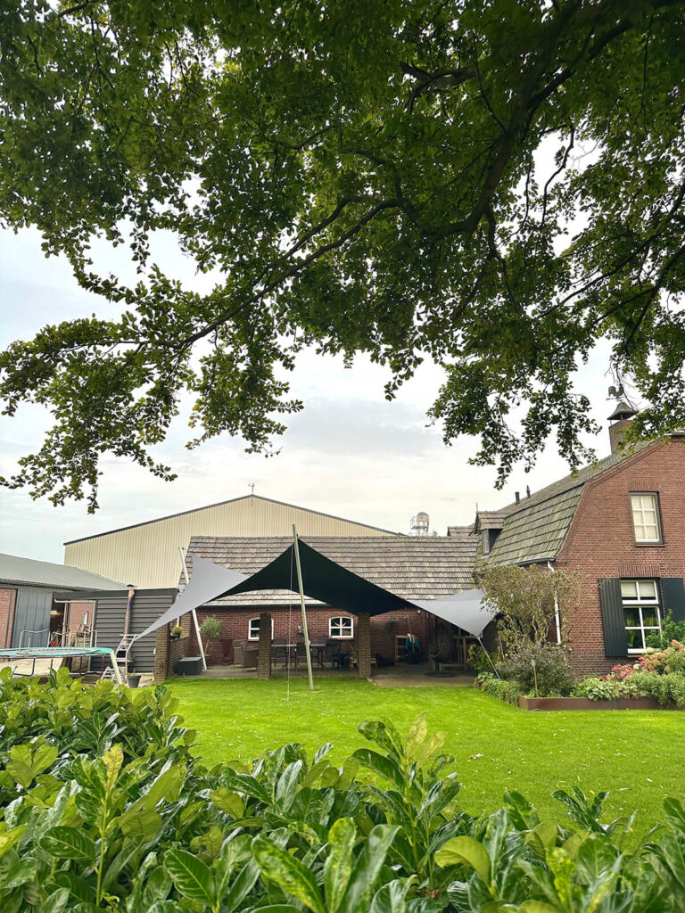 Oirlo-Overkapping-Schaduwdoek -Boerderij-woning-manta-roofs-stormvast-luxe-sfeer-verwijderbaar-zonwerend-005 - Manta Roofs