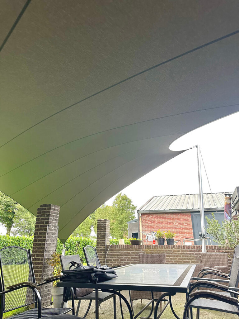 Oirlo-Overkapping-Schaduwdoek -Boerderij-woning-manta-roofs-stormvast-luxe-sfeer-verwijderbaar-zonwerend-006 - Manta Roofs