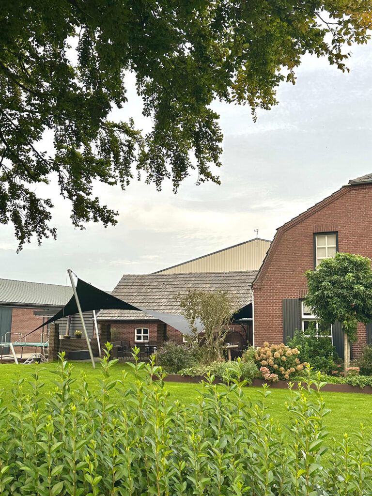 Oirlo-Overkapping-Schaduwdoek -Boerderij-woning-manta-roofs-stormvast-luxe-sfeer-verwijderbaar-zonwerend-007 - Manta Roofs