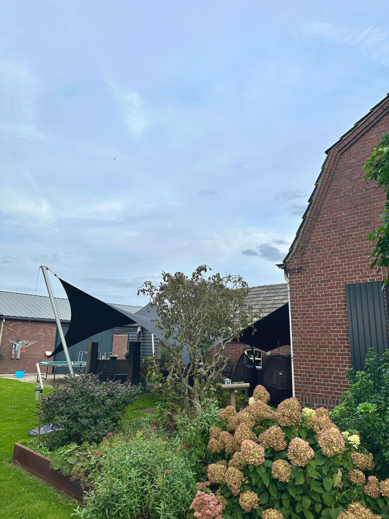 Oirlo-Overkapping-Schaduwdoek -Boerderij-woning-manta-roofs-stormvast-luxe-sfeer-verwijderbaar-zonwerend-008 - Manta Roofs