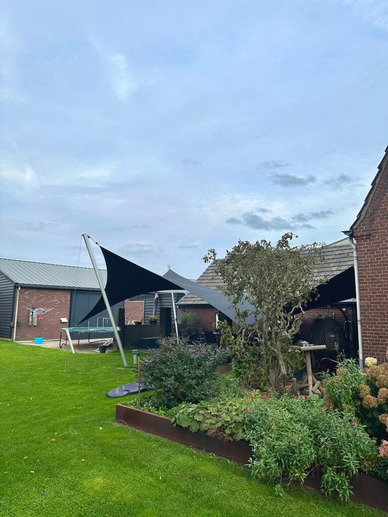 Oirlo-Overkapping-Schaduwdoek -Boerderij-woning-manta-roofs-stormvast-luxe-sfeer-verwijderbaar-zonwerend-009 - Manta Roofs