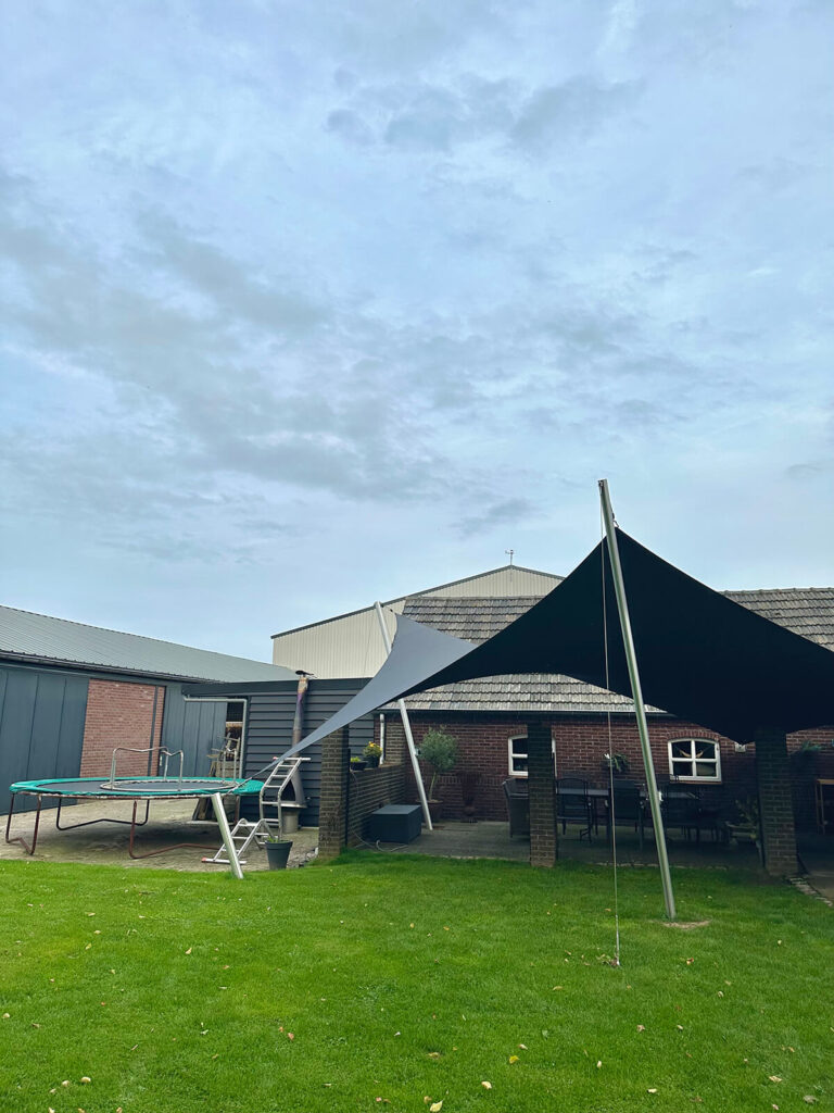 Oirlo-Overkapping-Schaduwdoek -Boerderij-woning-manta-roofs-stormvast-luxe-sfeer-verwijderbaar-zonwerend-010 - Manta Roofs