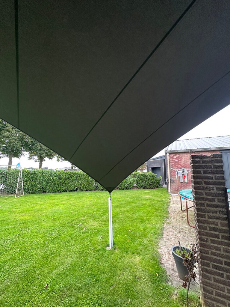 Oirlo-Overkapping-Schaduwdoek -Boerderij-woning-manta-roofs-stormvast-luxe-sfeer-verwijderbaar-zonwerend-011 - Manta Roofs