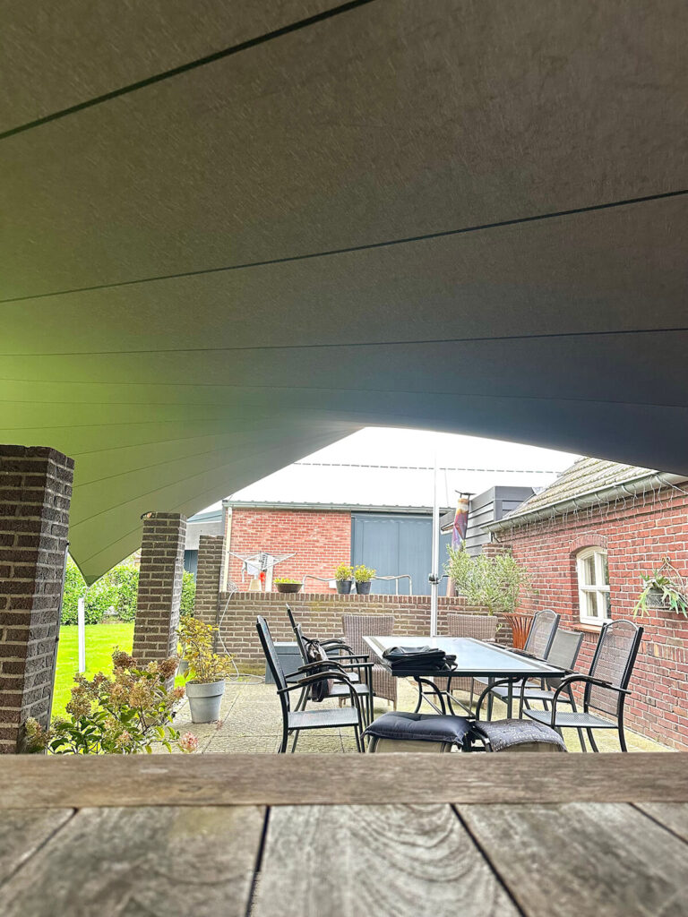 Oirlo-Overkapping-Schaduwdoek -Boerderij-woning-manta-roofs-stormvast-luxe-sfeer-verwijderbaar-zonwerend-012 - Manta Roofs