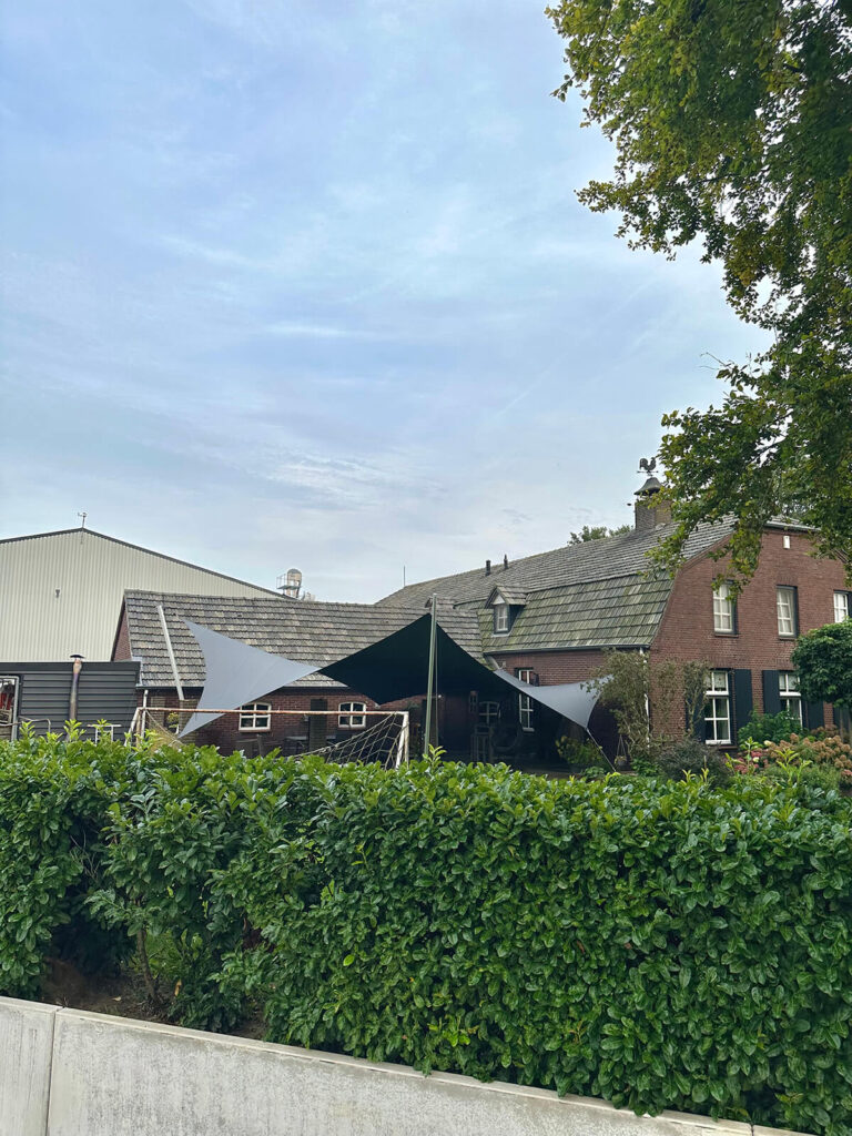 Oirlo-Overkapping-Schaduwdoek -Boerderij-woning-manta-roofs-stormvast-luxe-sfeer-verwijderbaar-zonwerend-013 - Manta Roofs